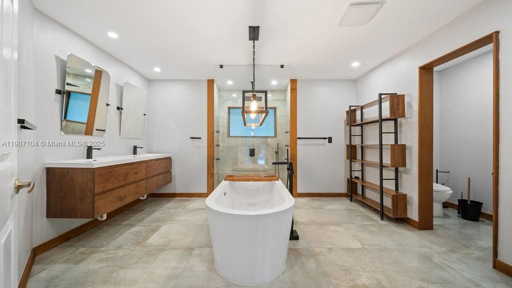 Recently Rented: $8,900 (5 beds, 3 baths, 3346 Square Feet)