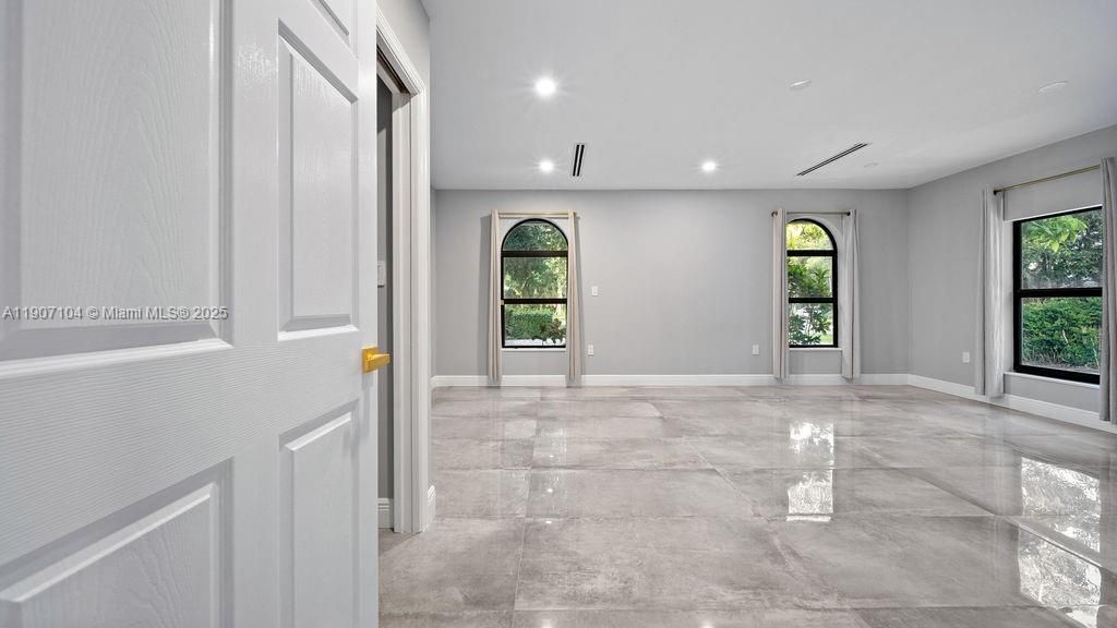 Recently Rented: $8,900 (5 beds, 3 baths, 3346 Square Feet)