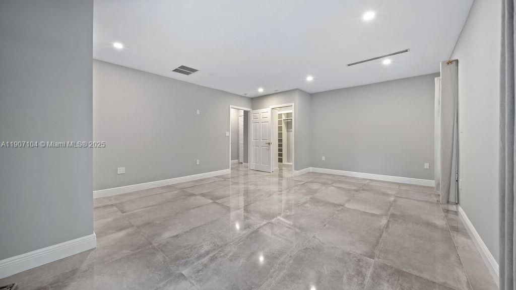 Recently Rented: $8,900 (5 beds, 3 baths, 3346 Square Feet)