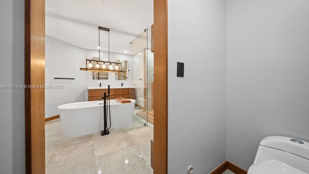 Recently Rented: $8,900 (5 beds, 3 baths, 3346 Square Feet)