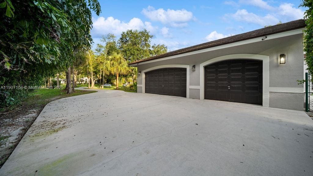 Recently Rented: $8,900 (5 beds, 3 baths, 3346 Square Feet)