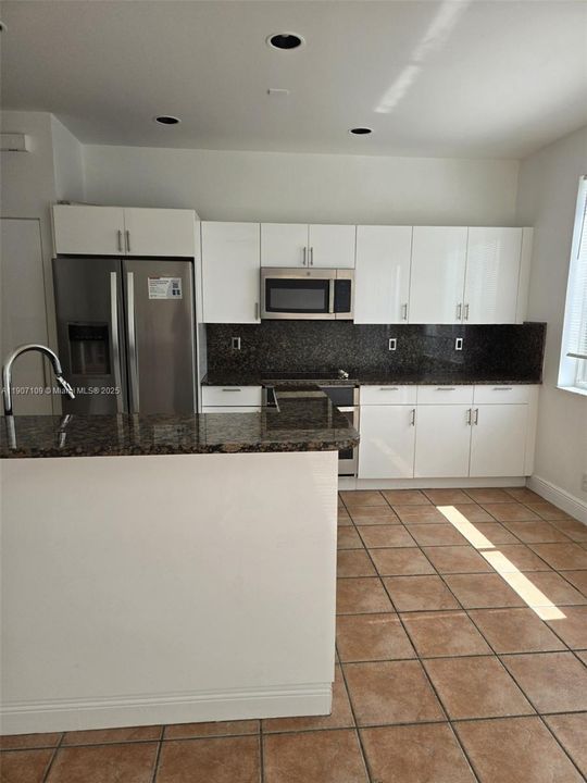 En Venta: $960,000 (4 camas, 2 baños, 1902 Pies cuadrados)