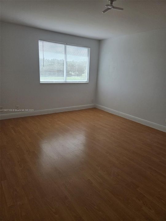 En Venta: $960,000 (4 camas, 2 baños, 1902 Pies cuadrados)