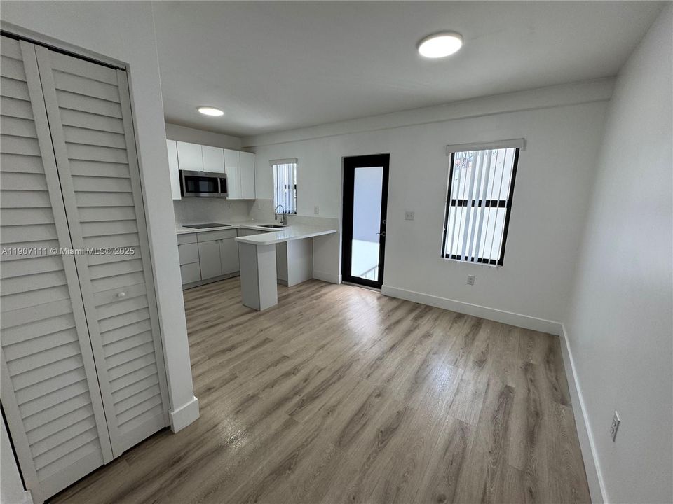 Recently Rented: $1,600 (1 beds, 1 baths, 950 Square Feet)