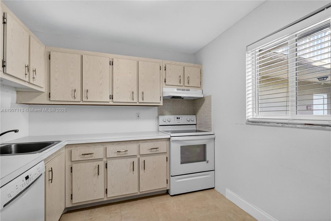 Под контрактом: $255,000 (1 спален, 1 ванн, 712 Квадратных фут)