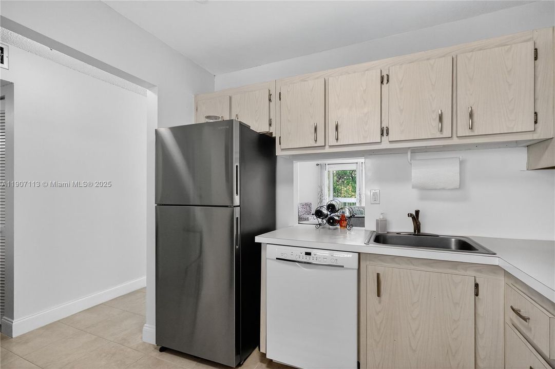 Под контрактом: $255,000 (1 спален, 1 ванн, 712 Квадратных фут)