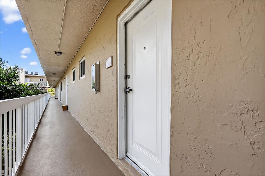 Под контрактом: $255,000 (1 спален, 1 ванн, 712 Квадратных фут)