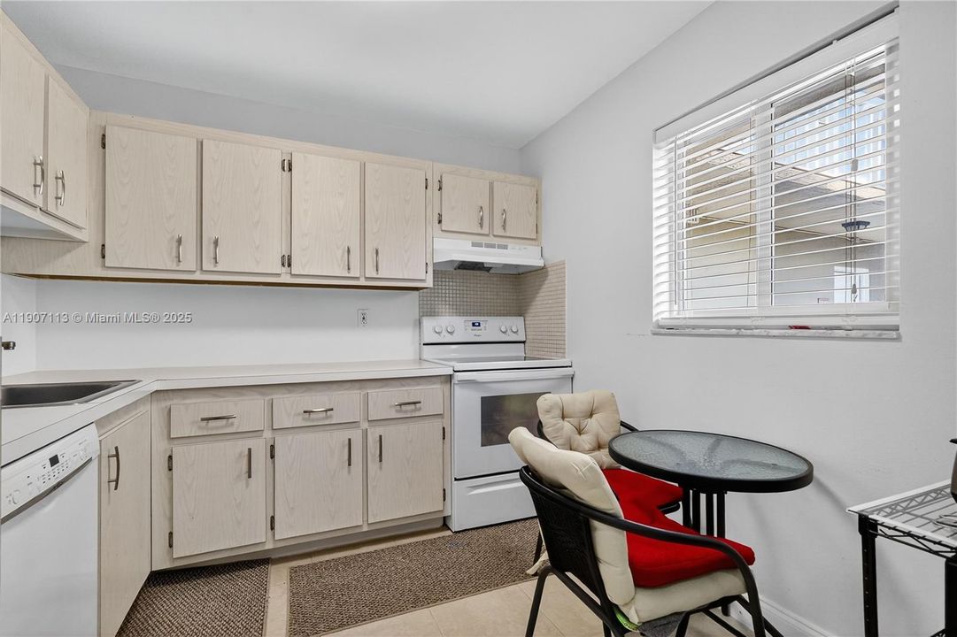 Под контрактом: $255,000 (1 спален, 1 ванн, 712 Квадратных фут)