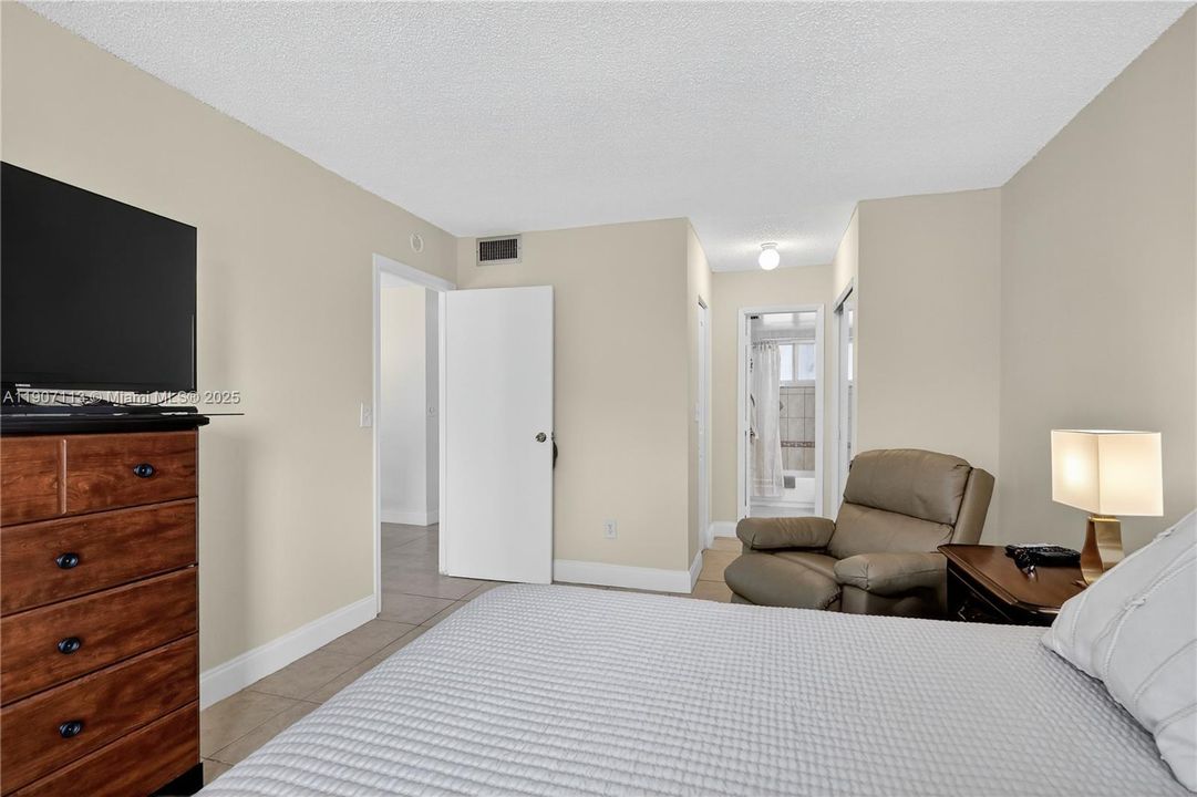 Под контрактом: $255,000 (1 спален, 1 ванн, 712 Квадратных фут)