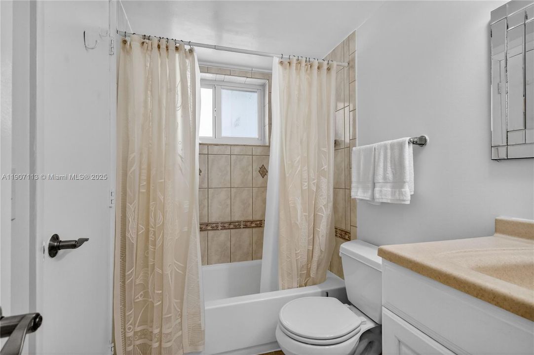 Под контрактом: $255,000 (1 спален, 1 ванн, 712 Квадратных фут)