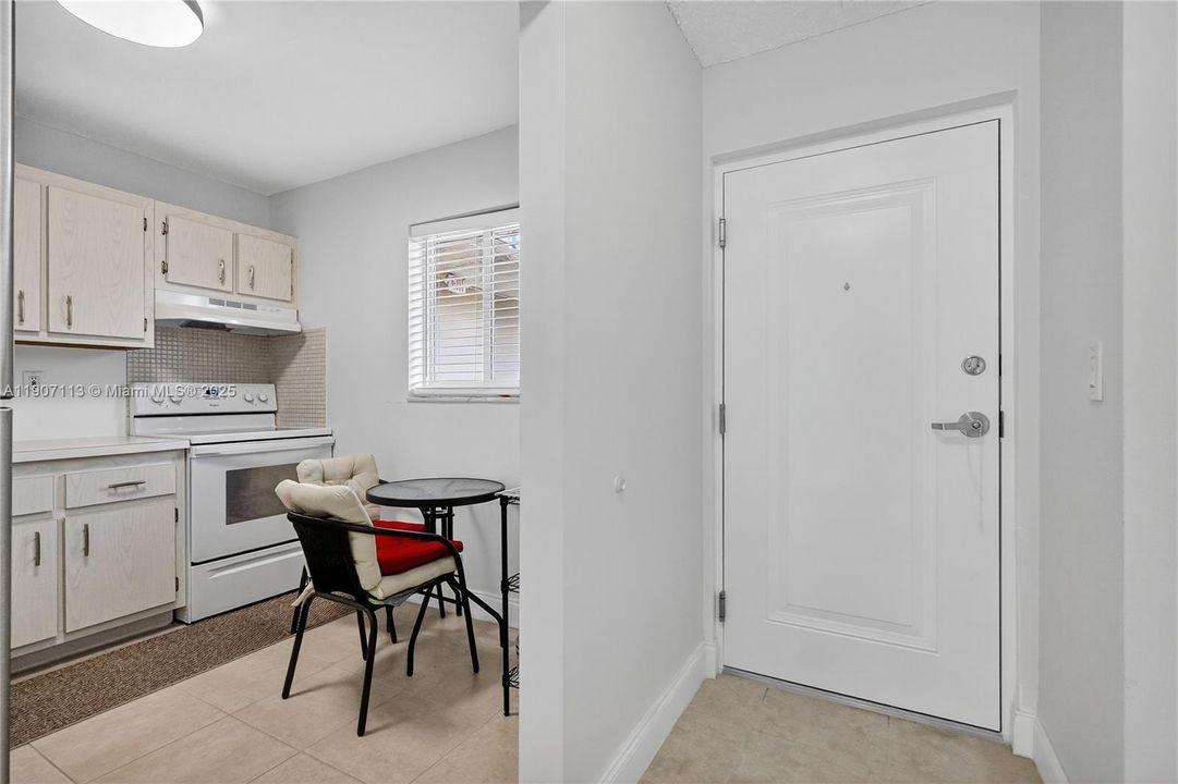 Под контрактом: $255,000 (1 спален, 1 ванн, 712 Квадратных фут)