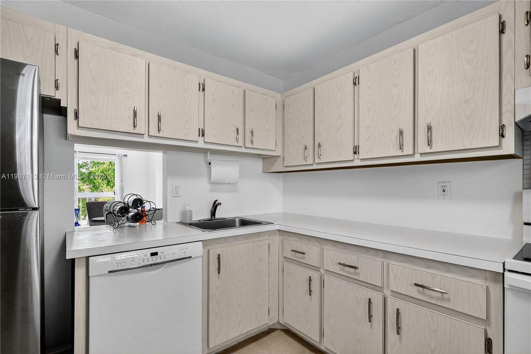 Под контрактом: $255,000 (1 спален, 1 ванн, 712 Квадратных фут)