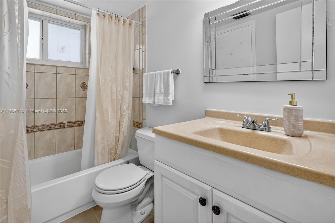 Под контрактом: $255,000 (1 спален, 1 ванн, 712 Квадратных фут)