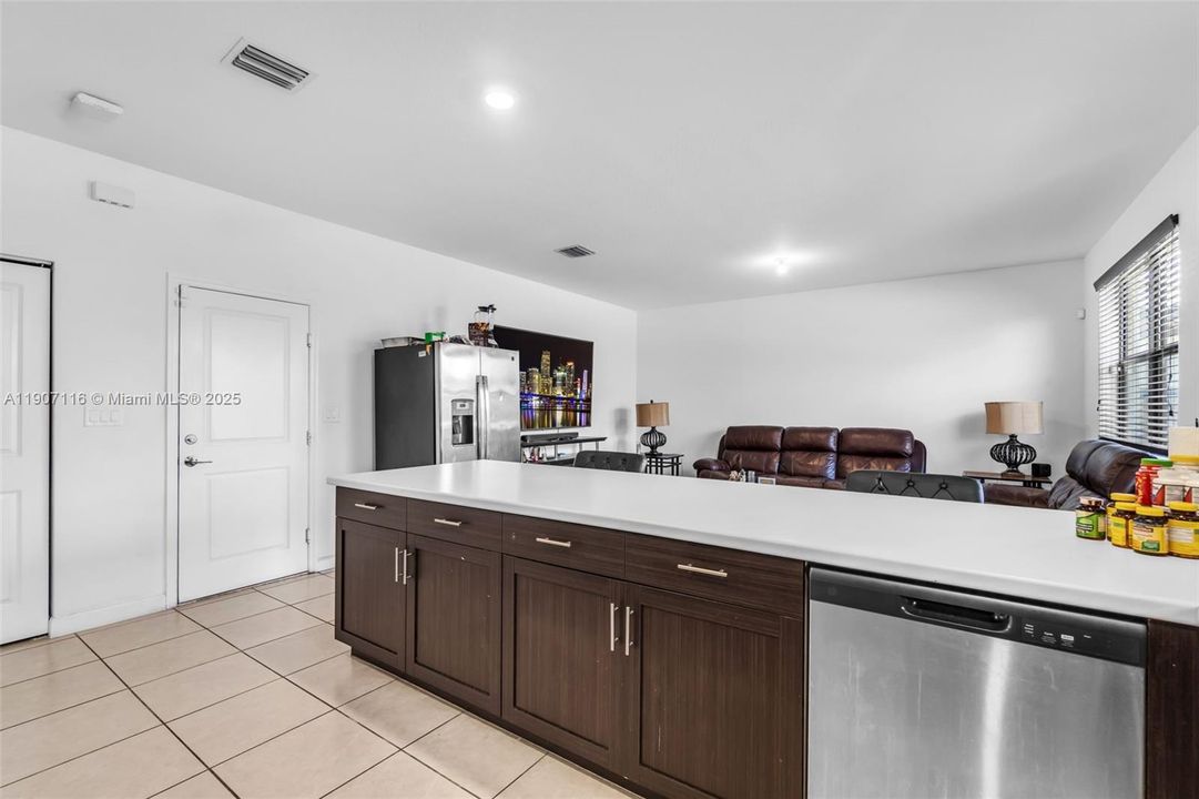 待售: $615,000 (4 贝兹, 2 浴室, 2720 平方英尺)