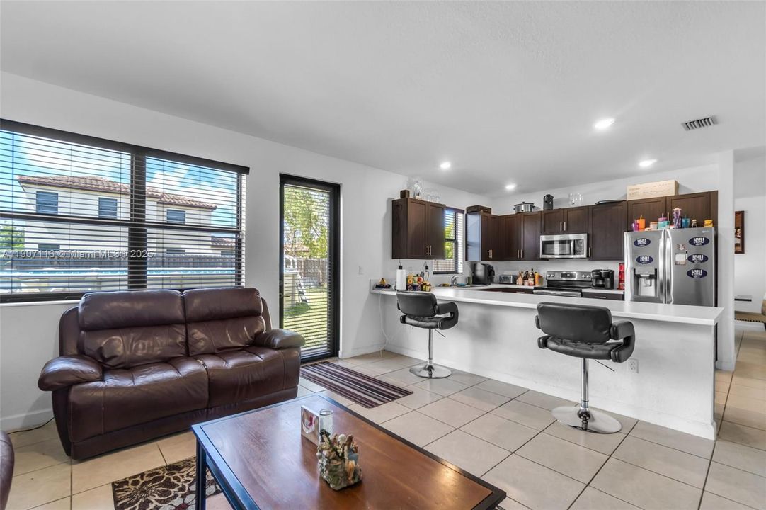 待售: $615,000 (4 贝兹, 2 浴室, 2720 平方英尺)