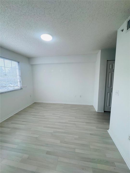 Под контрактом: $2,500 (2 спален, 2 ванн, 1054 Квадратных фут)