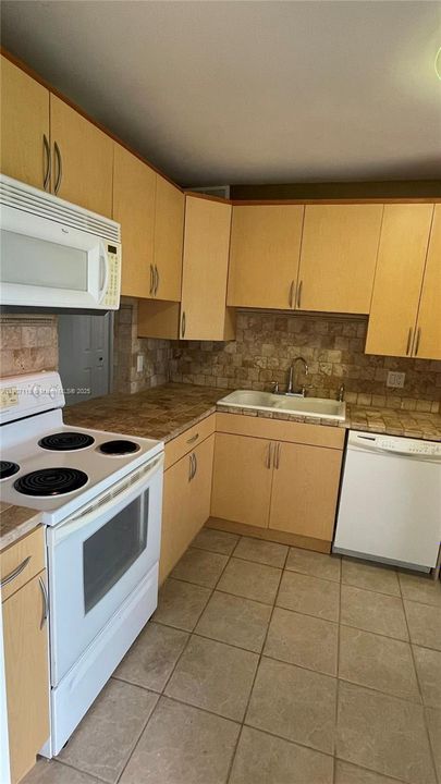 For Sale: $145,000 (2 beds, 2 baths, 1096 Square Feet)