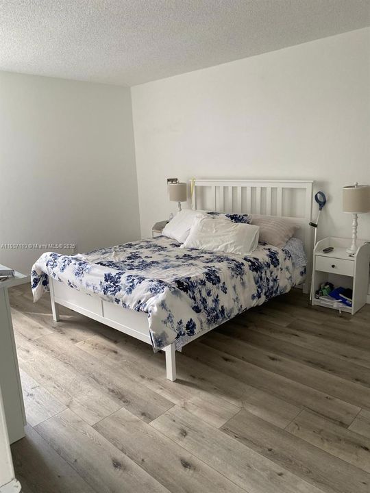 For Sale: $240,000 (1 beds, 1 baths, 913 Square Feet)