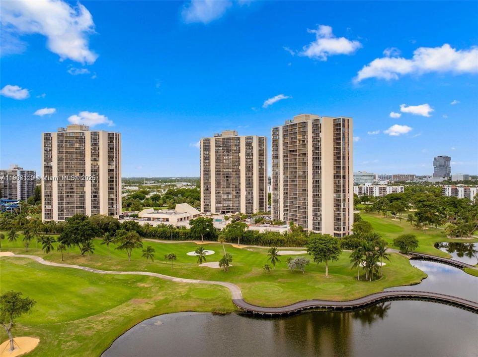 For Sale: $240,000 (1 beds, 1 baths, 913 Square Feet)