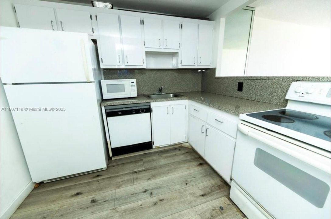 For Sale: $240,000 (1 beds, 1 baths, 913 Square Feet)