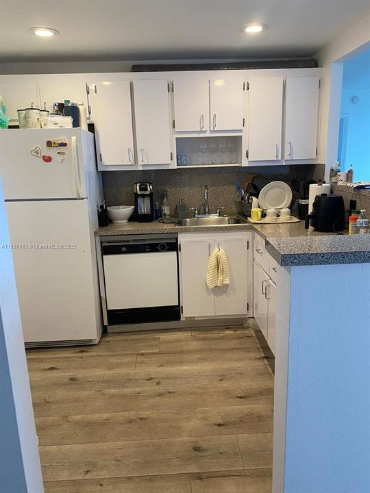 For Sale: $240,000 (1 beds, 1 baths, 913 Square Feet)