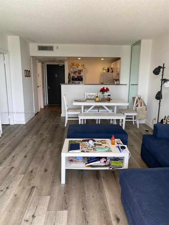 For Sale: $240,000 (1 beds, 1 baths, 913 Square Feet)