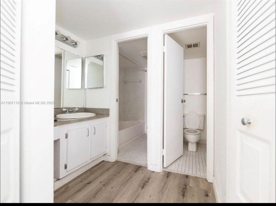 For Sale: $240,000 (1 beds, 1 baths, 913 Square Feet)