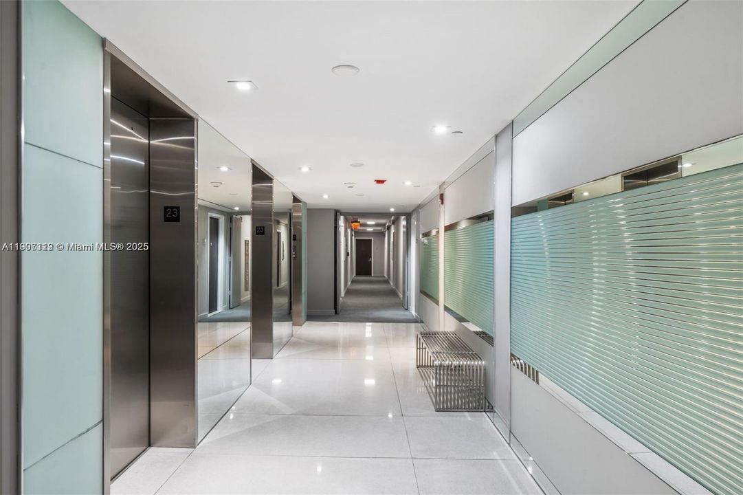 For Sale: $240,000 (1 beds, 1 baths, 913 Square Feet)