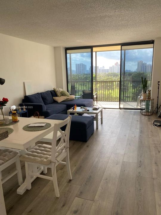 For Sale: $240,000 (1 beds, 1 baths, 913 Square Feet)