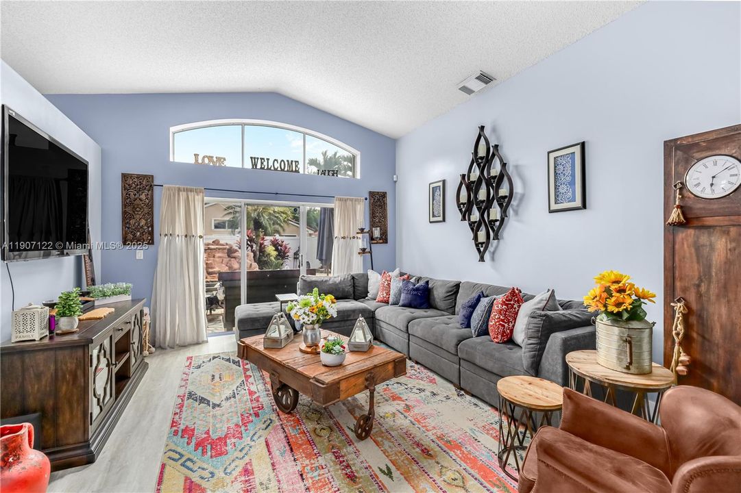 Recientemente alquilado: $4,400 (3 camas, 2 baños, 1648 Pies cuadrados)