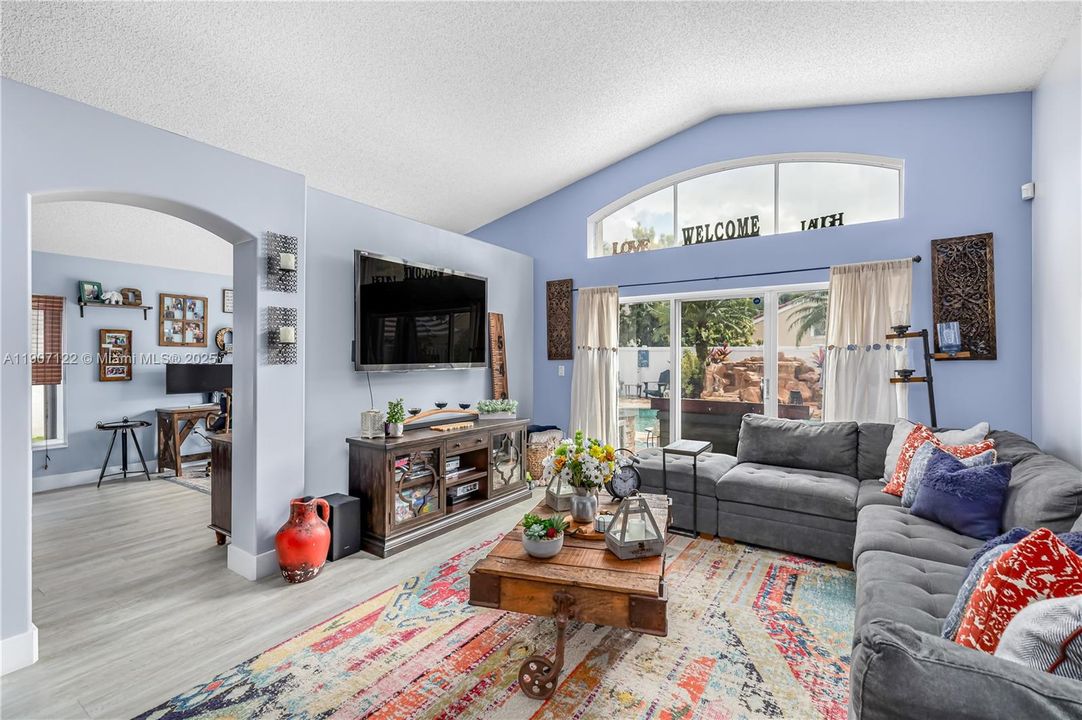 Recientemente alquilado: $4,400 (3 camas, 2 baños, 1648 Pies cuadrados)