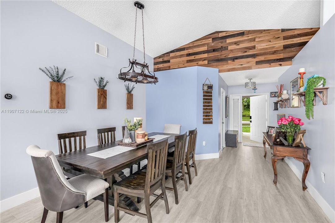 Recientemente alquilado: $4,400 (3 camas, 2 baños, 1648 Pies cuadrados)