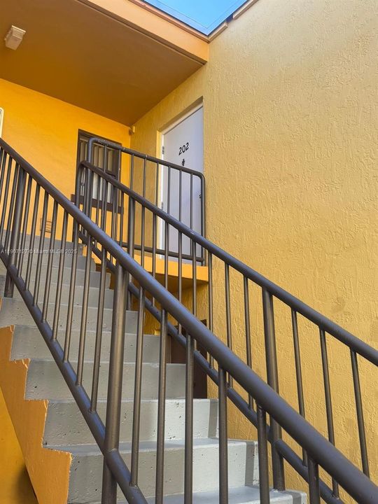 Active With Contract: $199,000 (1 beds, 1 baths, 600 Square Feet)