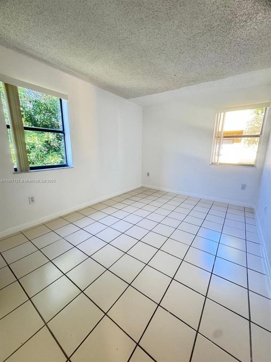 Active With Contract: $199,000 (1 beds, 1 baths, 600 Square Feet)