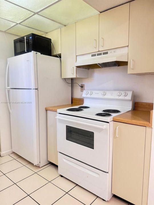 Active With Contract: $199,000 (1 beds, 1 baths, 600 Square Feet)