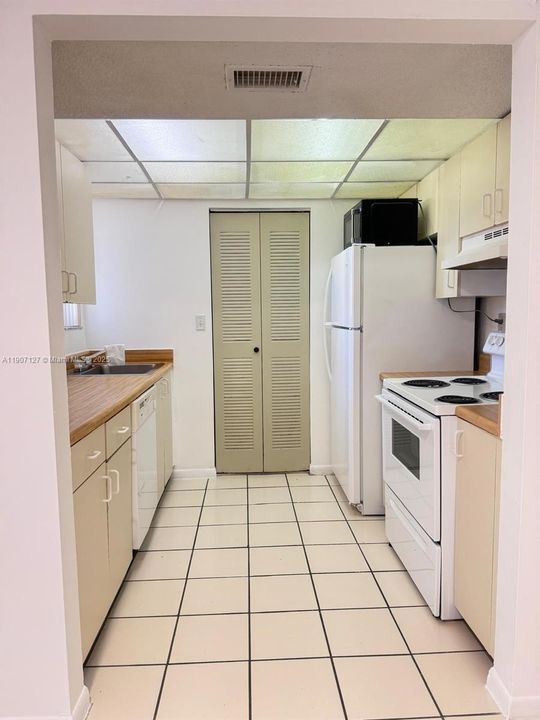 Active With Contract: $199,000 (1 beds, 1 baths, 600 Square Feet)