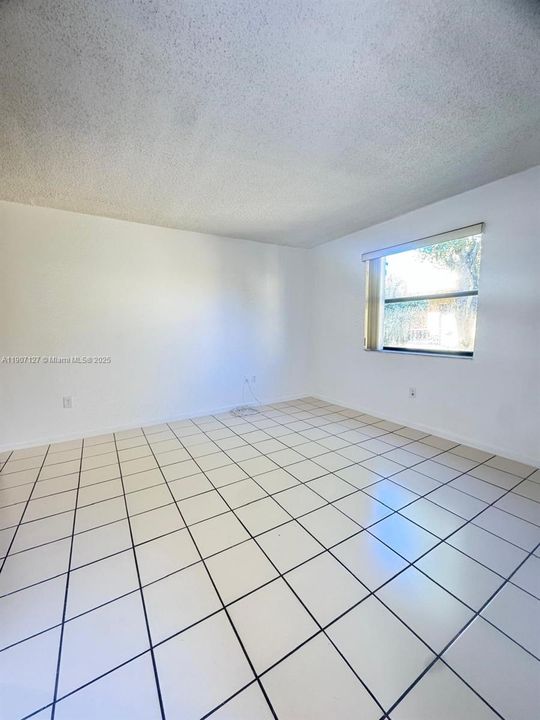 Active With Contract: $199,000 (1 beds, 1 baths, 600 Square Feet)