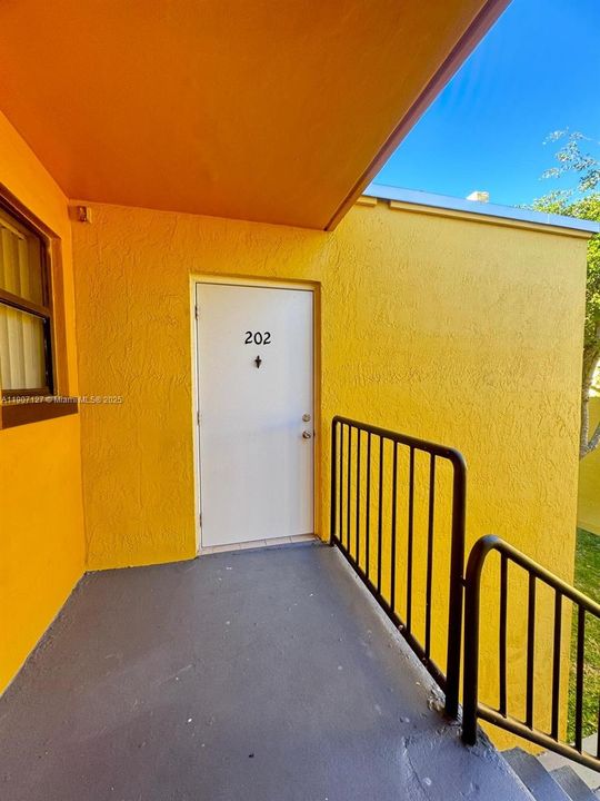 Active With Contract: $199,000 (1 beds, 1 baths, 600 Square Feet)