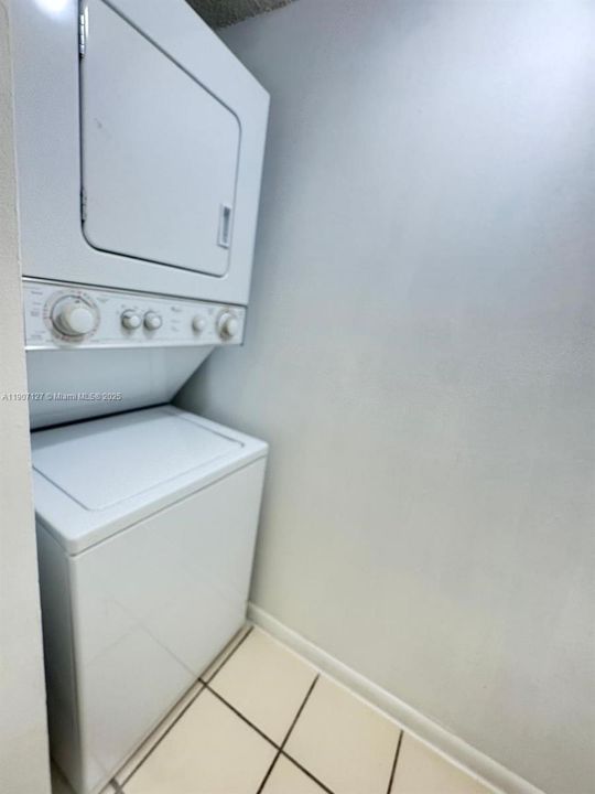 Active With Contract: $199,000 (1 beds, 1 baths, 600 Square Feet)