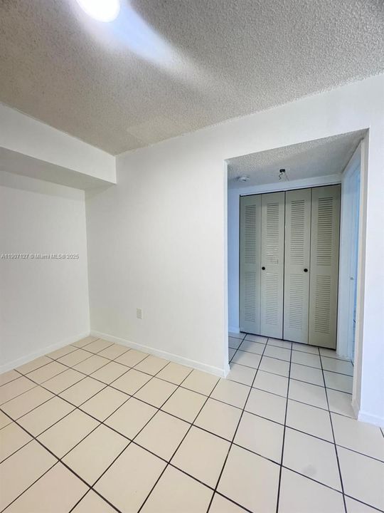 Active With Contract: $199,000 (1 beds, 1 baths, 600 Square Feet)