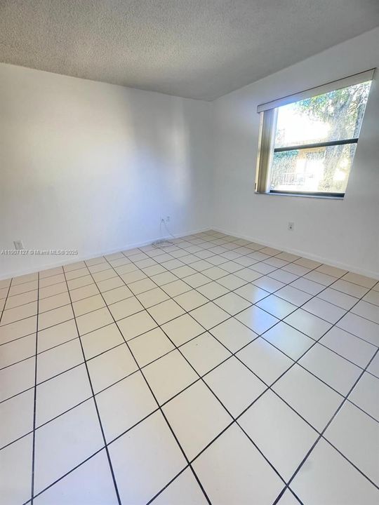 Active With Contract: $199,000 (1 beds, 1 baths, 600 Square Feet)