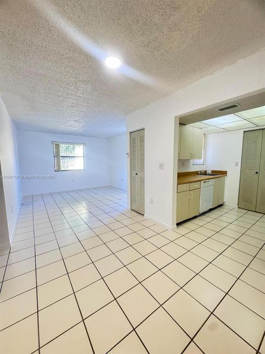 Active With Contract: $199,000 (1 beds, 1 baths, 600 Square Feet)