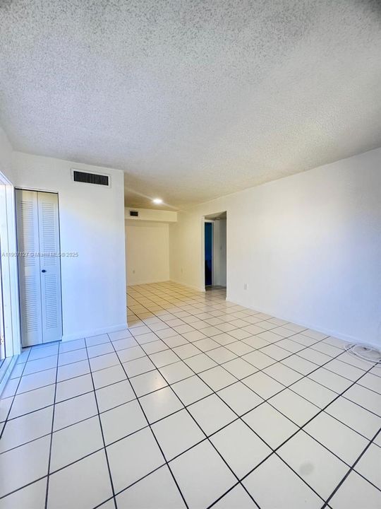Active With Contract: $199,000 (1 beds, 1 baths, 600 Square Feet)