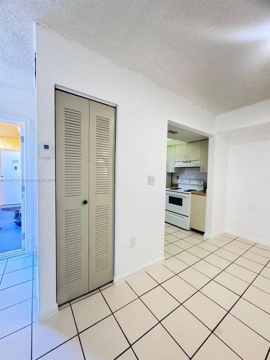 Active With Contract: $199,000 (1 beds, 1 baths, 600 Square Feet)