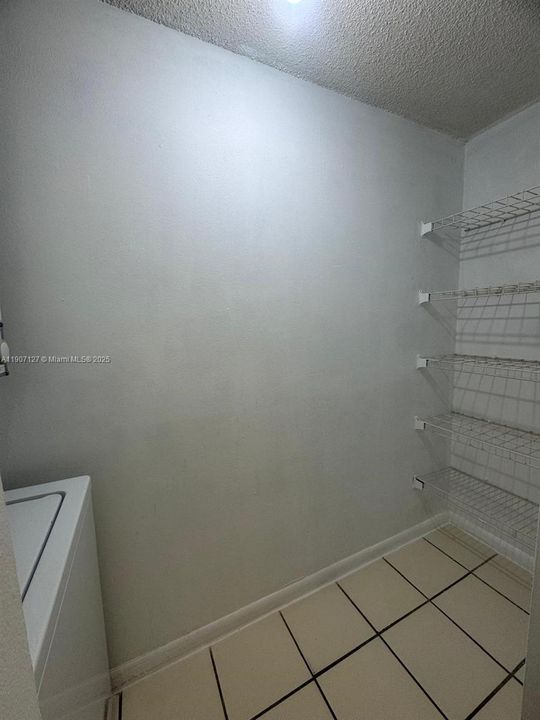 Active With Contract: $199,000 (1 beds, 1 baths, 600 Square Feet)