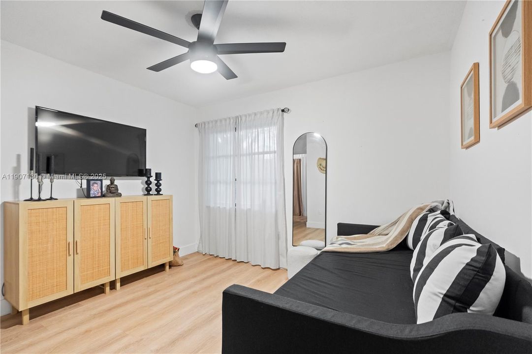 合同活跃: $479,000 (3 贝兹, 2 浴室, 1341 平方英尺)