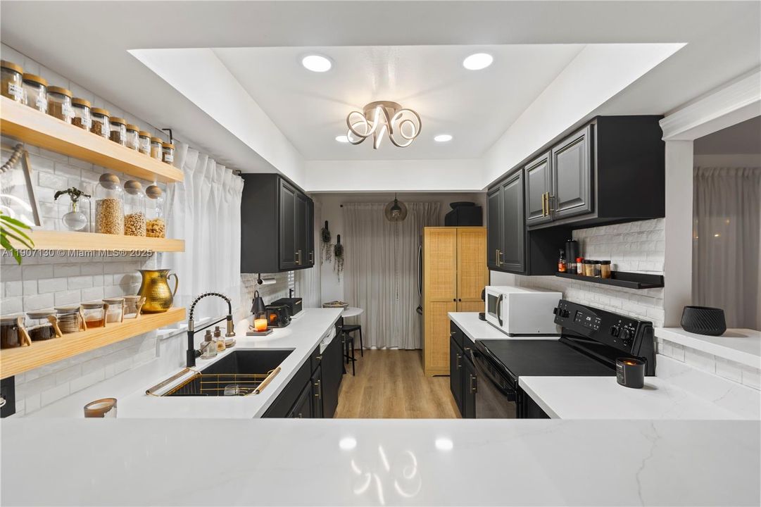 合同活跃: $479,000 (3 贝兹, 2 浴室, 1341 平方英尺)