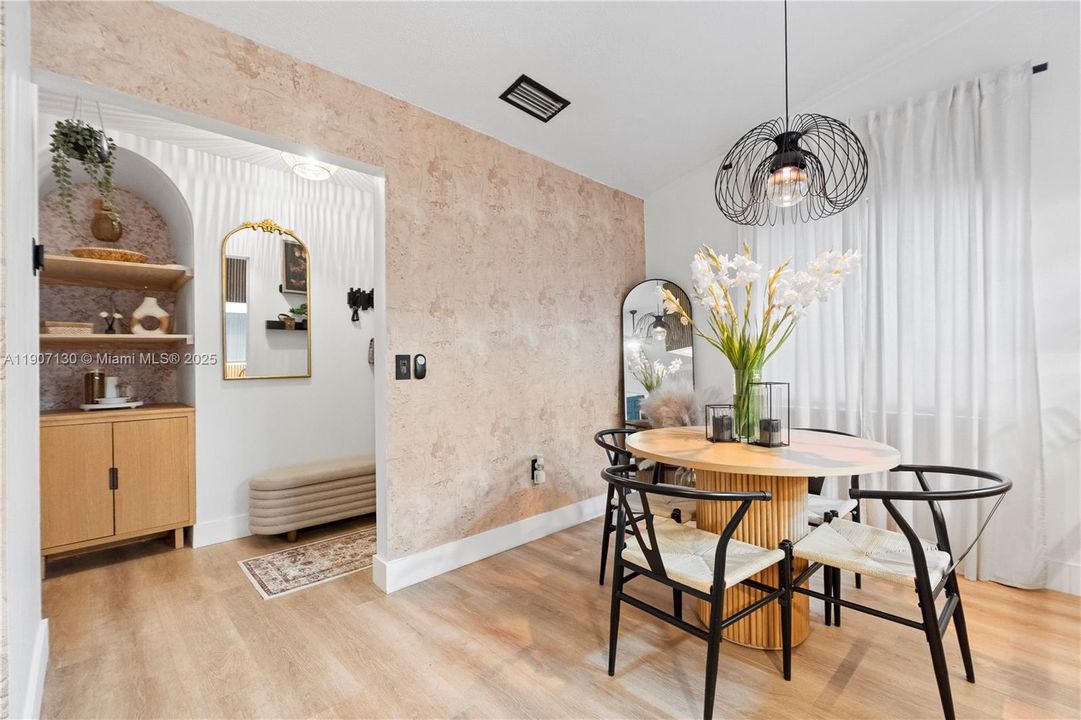 合同活跃: $479,000 (3 贝兹, 2 浴室, 1341 平方英尺)