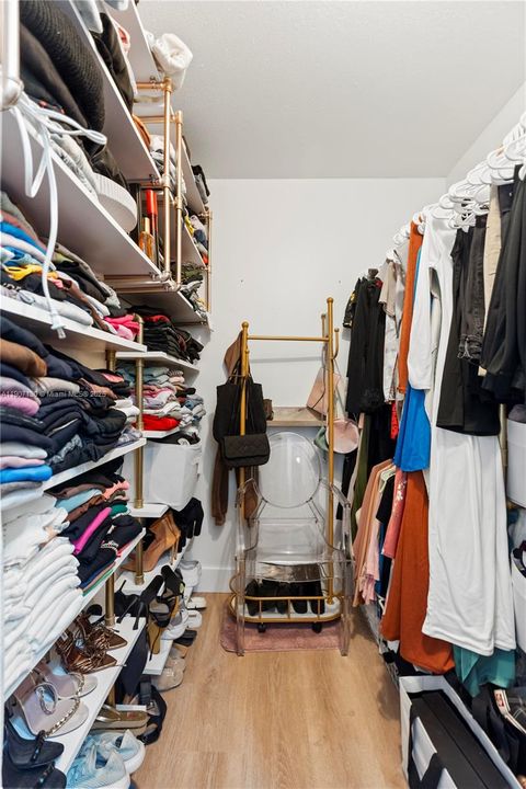 合同活跃: $479,000 (3 贝兹, 2 浴室, 1341 平方英尺)