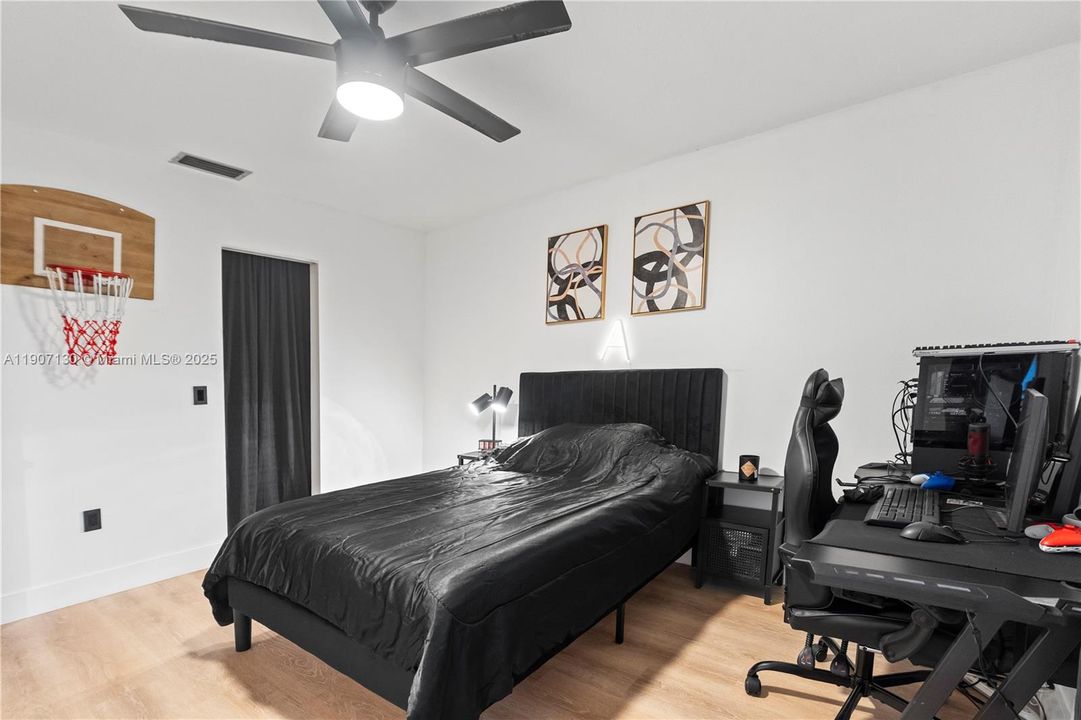 合同活跃: $479,000 (3 贝兹, 2 浴室, 1341 平方英尺)